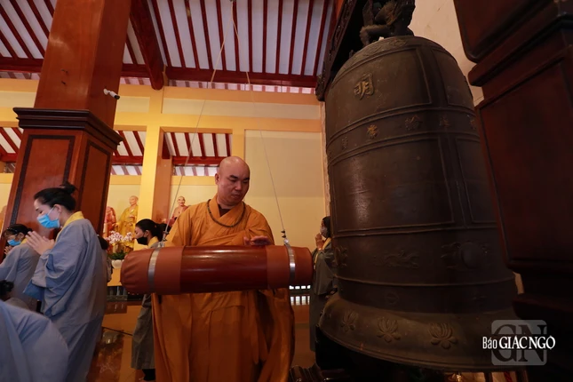 Chuông trống Bát-nhã vang rền cung thỉnh Chuông trống Bát-nhã vang rền cung thỉnh