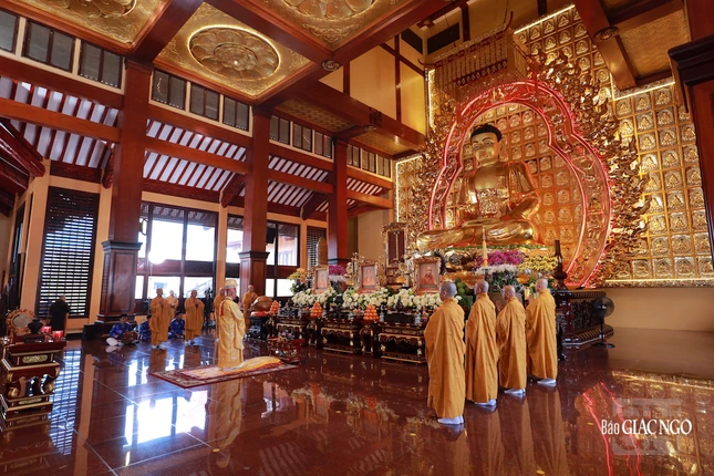 Chư tôn đức Ban Kinh sư Phật giáo miền Trung cử hành nghi thức Phổ Phật cúng ngọ Chư tôn đức Ban Kinh sư Phật giáo miền Trung cử hành nghi thức Phổ Phật cúng ngọ