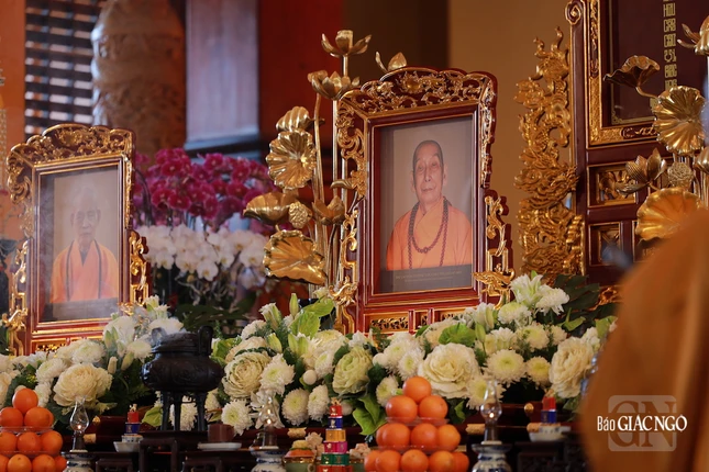 Hương án tôn trí di ảnh chư vị Pháp chủ đã viên tịch Hương án tôn trí di ảnh chư vị Pháp chủ đã viên tịch