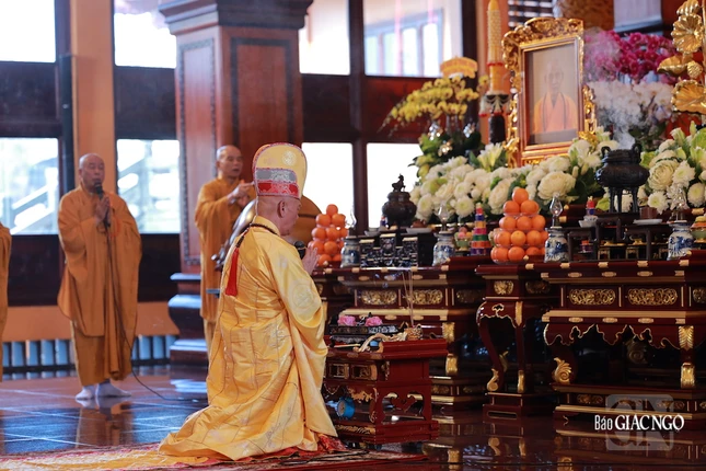 Hòa thượng Sám chủ bạch Phật Hòa thượng Sám chủ bạch Phật