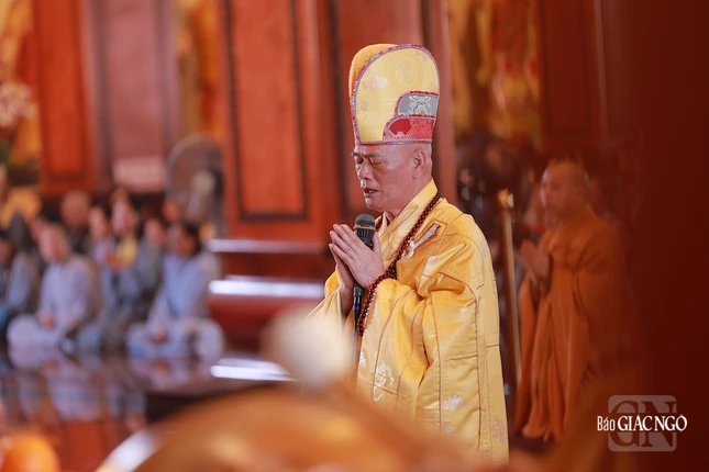 Trong các lễ húy nhật Tổ sư, khóa lễ Phổ Phật cúng ngọ được cử hành trước khi Cung tiến Giác linh Trong các lễ húy nhật Tổ sư, khóa lễ Phổ Phật cúng ngọ được cử hành trước khi Cung tiến Giác linh