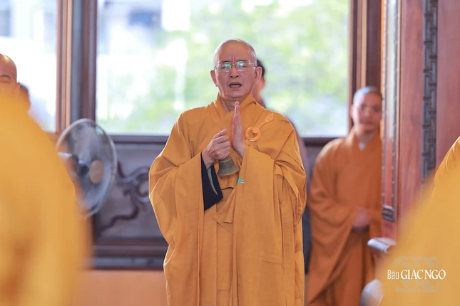 "Cúng Phật dĩ ngật, đương nguyện chúng sanh; sở tác giai biện, cụ chư Phật pháp" "Cúng Phật dĩ ngật, đương nguyện chúng sanh; sở tác giai biện, cụ chư Phật pháp"