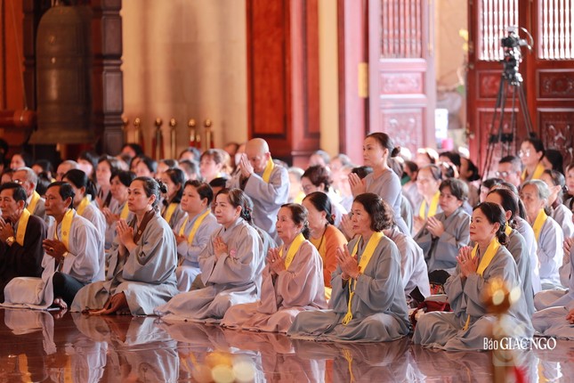 Phật tử nhiếp tâm theo lời kinh tiếng kệ Phật tử nhiếp tâm theo lời kinh tiếng kệ