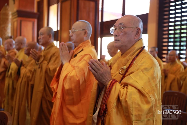 Nhất tâm tưởng niệm chư vị Pháp chủ, chư vị thành viên Hội đồng Chứng minh đã viên tịch