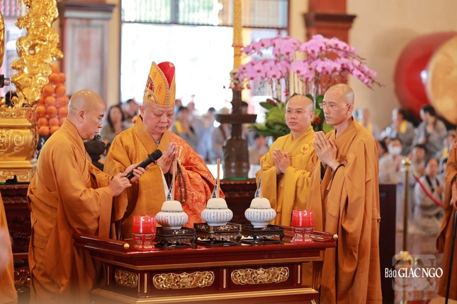 Hòa thượng Thích Lệ Trang cử hành nghi thức Cung tiến Giác linh