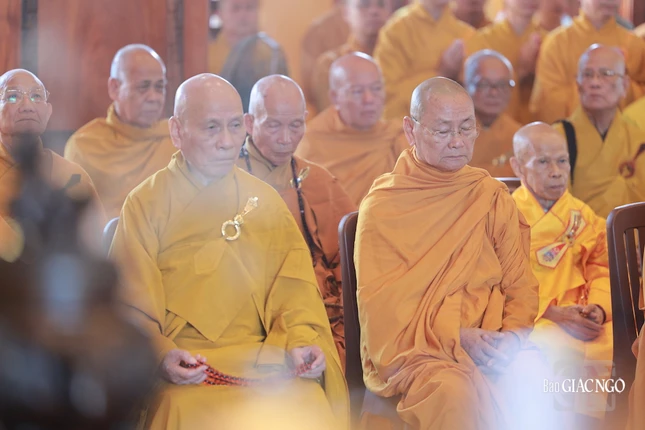 Nhị vị Phó Pháp chủ: Trưởng lão Hòa thượng Thích Giác Quang và Trưởng lão Hòa thượng Thích Viên Minh