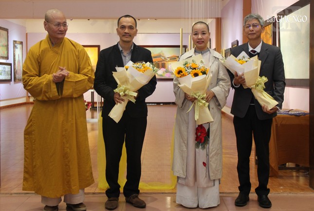 Tặng hoa đến đại diện các tác giả tham gia triển lãm