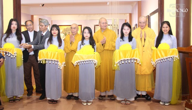 Cắt băng khai mạc triển lãm "Hoàn gia lý"