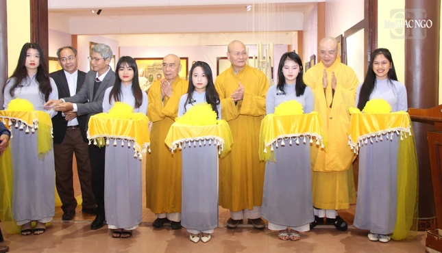 Cắt băng khai mạc triển lãm "Hoàn gia lý" Cắt băng khai mạc triển lãm "Hoàn gia lý"