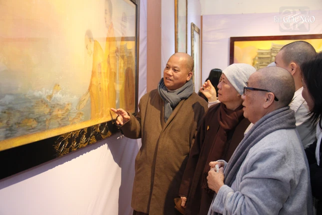 Chư tôn đức tham quan không gian triển lãm Chư tôn đức tham quan không gian triển lãm