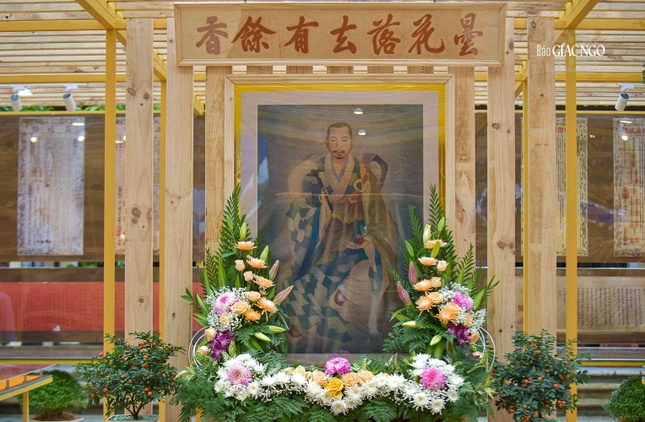 Tôn dung Tổ sư Liễu Quán của danh họa Phạm Đăng Trí và thác bản "Đàm hoa lạc khứ hữu dư hương" trên cổng khu tháp Tổ Liễu Quán tại núi Thiên Thai được thiết trí trang trọng ở khu vực trung tâm của không gian triển lãm