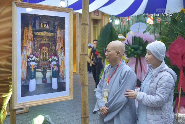 Ở không gian ngoại vi khu trưng bày trung tâm giới thiệu hơn 100 hình ảnh về các ngôi cổ tự, bảo tháp, pháp tượng pháp khí,...