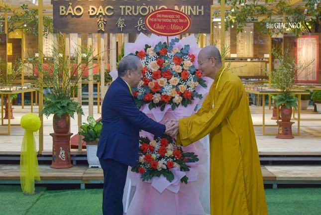 Lãnh đạo Tỉnh ủy tặng hoa chúc mừng