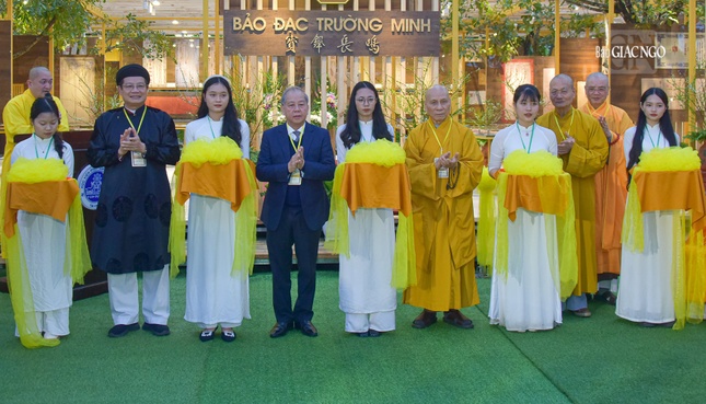 Cắt băng chính thức khai mạc không gian triển lãm