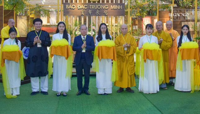 Cắt băng chính thức khai mạc không gian triển lãm