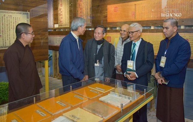 Giáo sư Lê Mạnh Thát hiện diện tại lễ khai mạc