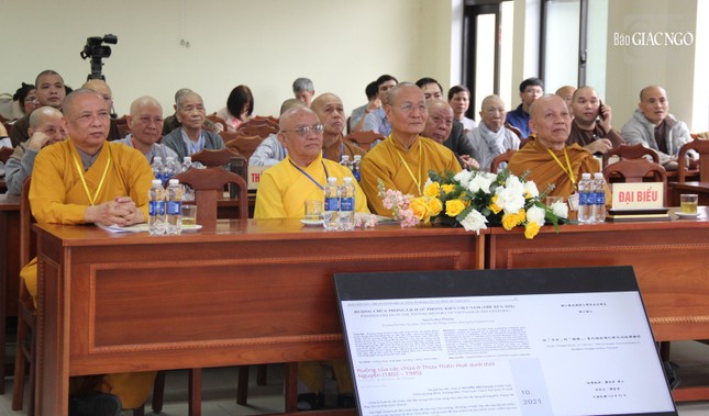 Các đại biểu lắng nghe trình bày tham luận theo từng nhóm chủ đề