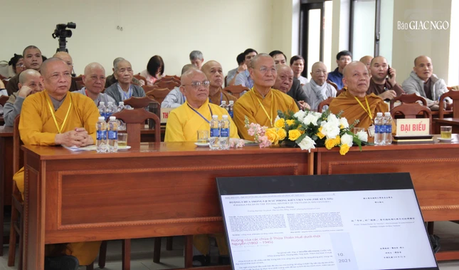 Các đại biểu lắng nghe trình bày tham luận theo từng nhóm chủ đề Các đại biểu lắng nghe trình bày tham luận theo từng nhóm chủ đề