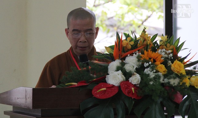 Thượng tọa Thích Nguyên Minh trình bày tham luận Tổ sư Tâm Tĩnh và những bài thơ cảm tác trong khi phụng điểm kinh Hoa Nghiêm