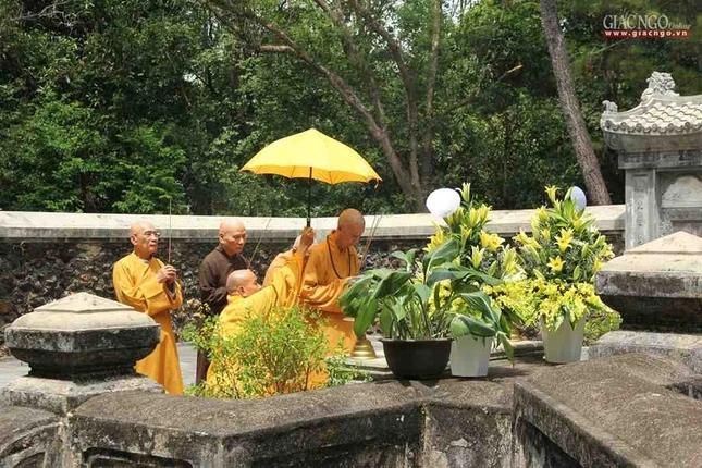 Đức Pháp chủ dâng hương trước bảo tháp Tổ sư Liễu Quán trong chuyến thăm Phật giáo Huế tháng 7-2020