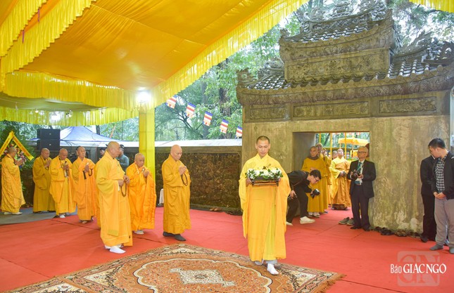 Chư tôn đức hữu nhiễu bảo tháp