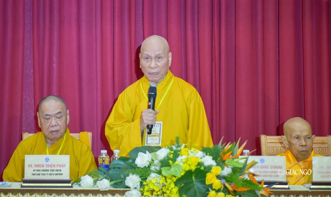 Trưởng lão Hòa thượng Thích Giác Quang tuyên đọc thư chúc mừng của Đức Pháp chủ