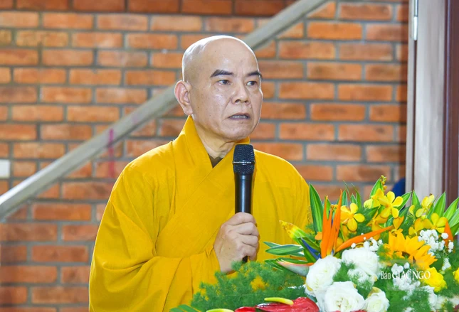 Thượng tọa Thích Nguyên Thành phát biểu cảm tạ