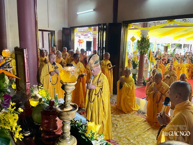 "Đồng chơn nhập đạo, khí vũ siêu quần; Hội Tôn xuất gia, Hàm Long học đạo"