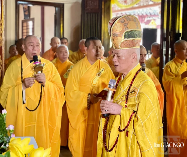 Hòa thượng Thích Giác Đạo cùng chư tôn đức Ban Kinh sư cử hành khóa lễ Cung tiến Giác linh