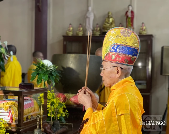 Hòa thượng Thích Quang Nhuận niêm hương cúng Phật