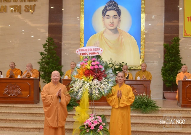 Ban Thường trực Hội đồng Trị sự GHPGVN tặng hoa chúc mừng