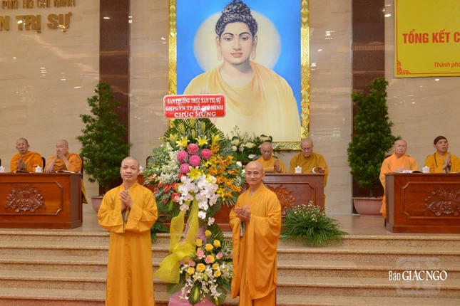 Ban Thường trực Ban Trị sự Phật giáo TP.HCM tặng hoa chúc mừng
