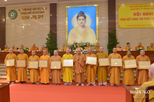 Trao tặng Bằng công đức đến đại diện Ban Nghi lễ các tỉnh, thành phố Trao tặng Bằng công đức đến đại diện Ban Nghi lễ các tỉnh, thành phố