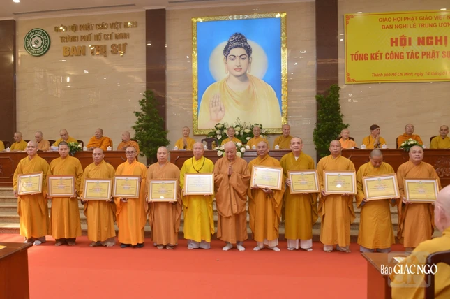 Trao tặng Bằng công đức đến đại diện Ban Nghi lễ các tỉnh, thành phố