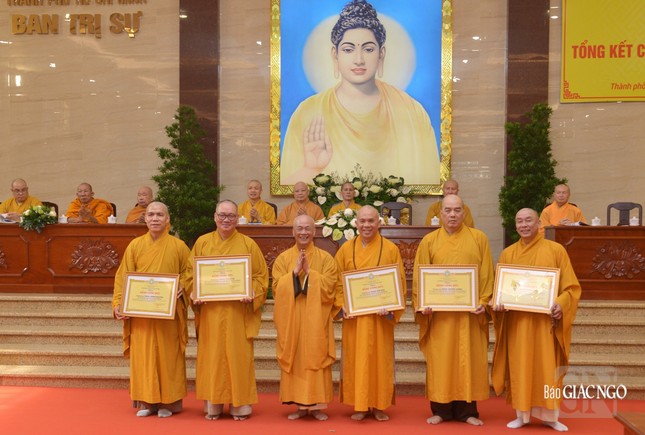 Tặng Bằng công đức đến các cá nhân có đóng góp tích cực cho hoạt động của Ban Nghi lễ T.Ư Tặng Bằng công đức đến các cá nhân có đóng góp tích cực cho hoạt động của Ban Nghi lễ T.Ư