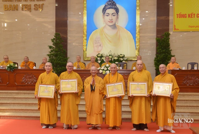 Tặng Bằng công đức đến các cá nhân có đóng góp tích cực cho hoạt động của Ban Nghi lễ T.Ư