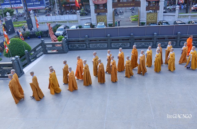 Chư Tăng Ni vân tập về chánh điện Việt Nam Quốc Tự Chư Tăng Ni vân tập về chánh điện Việt Nam Quốc Tự