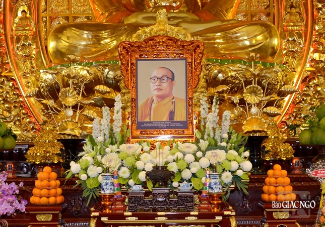 Hương án tôn trí di ảnh Trưởng lão Hòa thượng Thích Thiện Hoa