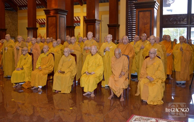 Buổi lễ còn có sự hiện diện của chư vị Trưởng lão Ủy viên Ban Thường trực, Thành viên Hội đồng Chứng minh, chư tôn đức lãnh đạo Hội đồng Trị sự và Phật giáo TP.HCM