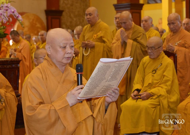 Hòa thượng Thích Lệ Trang cung đọc chúc văn tưởng niệm