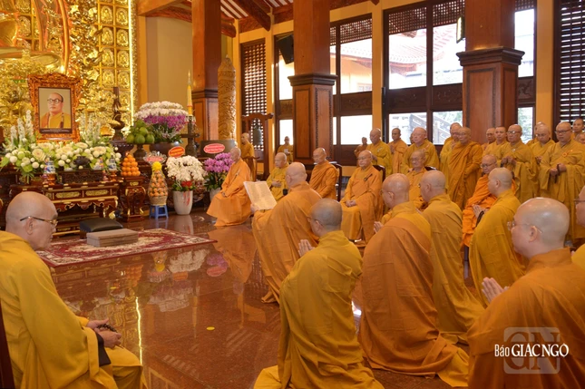 Hòa thượng Thích Lệ Trang tuyên đọc chúc văn