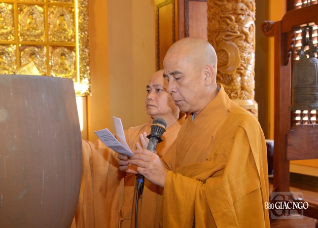 Thượng tọa Thích Quảng Chơn xướng lễ chúc tán Thượng tọa Thích Quảng Chơn xướng lễ chúc tán