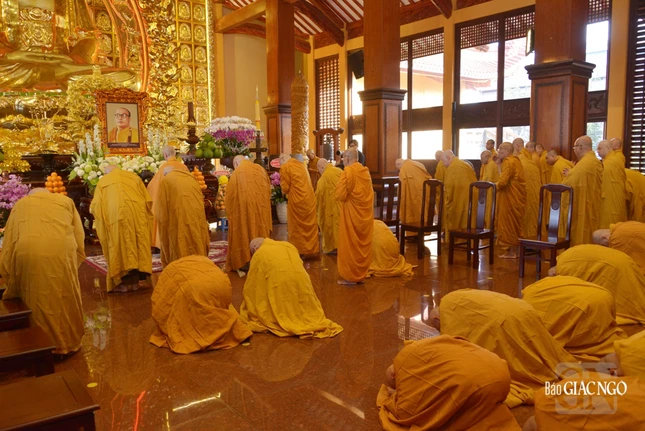 Đại chúng chí thành đảnh lễ