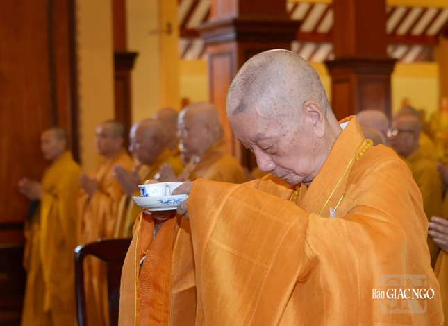 Dâng trà cúng dường Giác linh