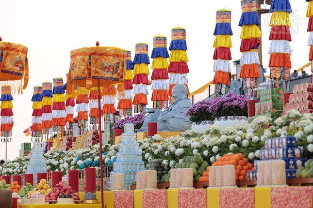 Đàn tràng của buổi lễ an vị được thiết trí trang nghiêm