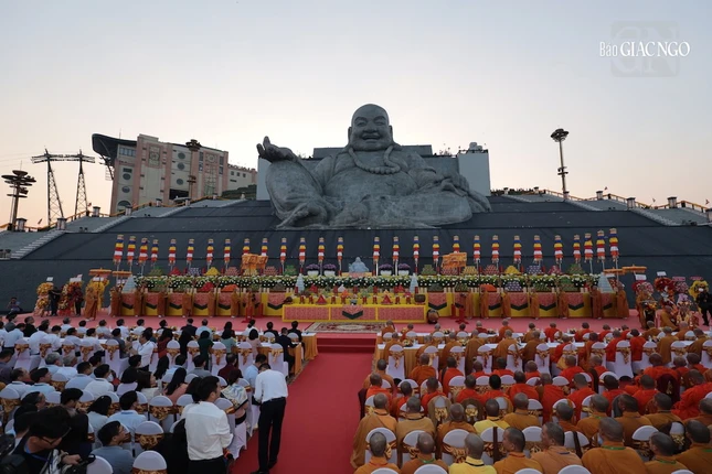 Buổi lễ được cử hành vào thời khắc thiêng liêng giao hòa giữa ngày và đêm