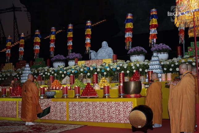 Hòa thượng Thích Lệ Trang cử hành nghi thức an vị tôn tượng