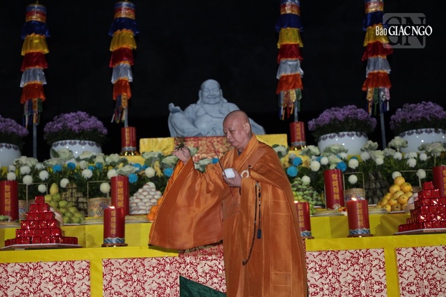 Hòa thượng Thích Lệ Trang sái tịnh đàn tràng