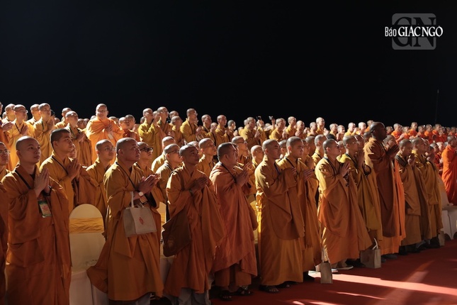 Chư Tăng hiệp tâm cầu nguyện