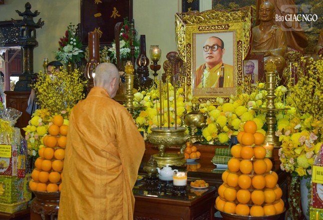 Đức Pháp chủ dâng hương tưởng niệm Trưởng lão Hòa thượng Thích Thiện Hoa tại Tổ đường thiền viện Thường Chiếu